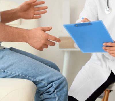 A prosztatarák tünetei: mikor indokolt a szűrés?